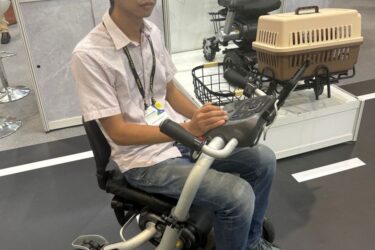 電動車いすに変形するWistronの歩行補助器