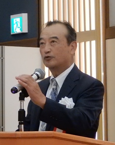 あいさつする屋宮会長