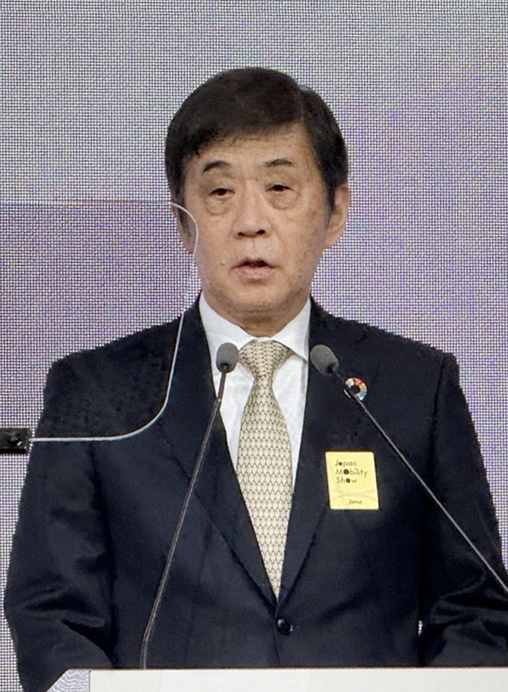 あいさつする片山会長