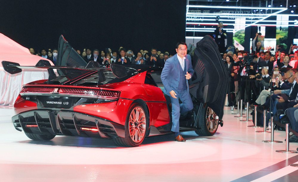 ジャパンモビリティショーに登場したBYD JAPANの劉学亮社長