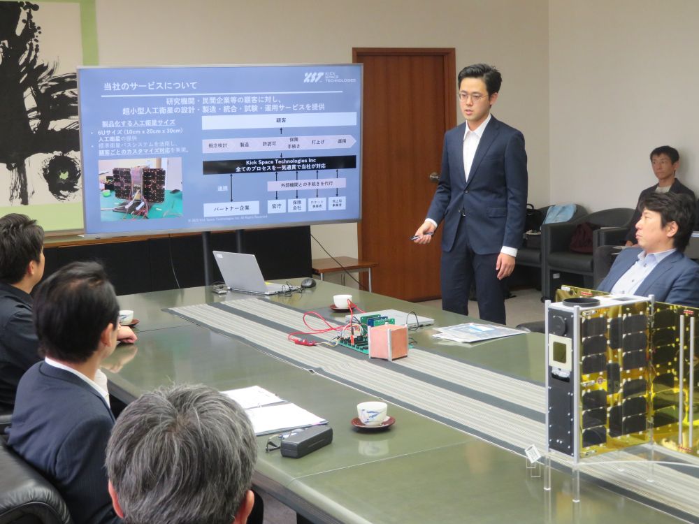 事業内容を紹介する佐藤社長