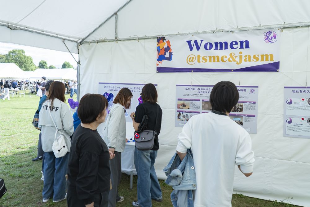 JASM Womenブースで来場者に説明する女性社員(出典:JASM)