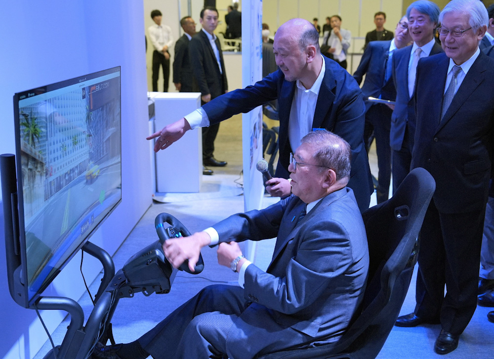 CEATEC会場で体験する石破首相