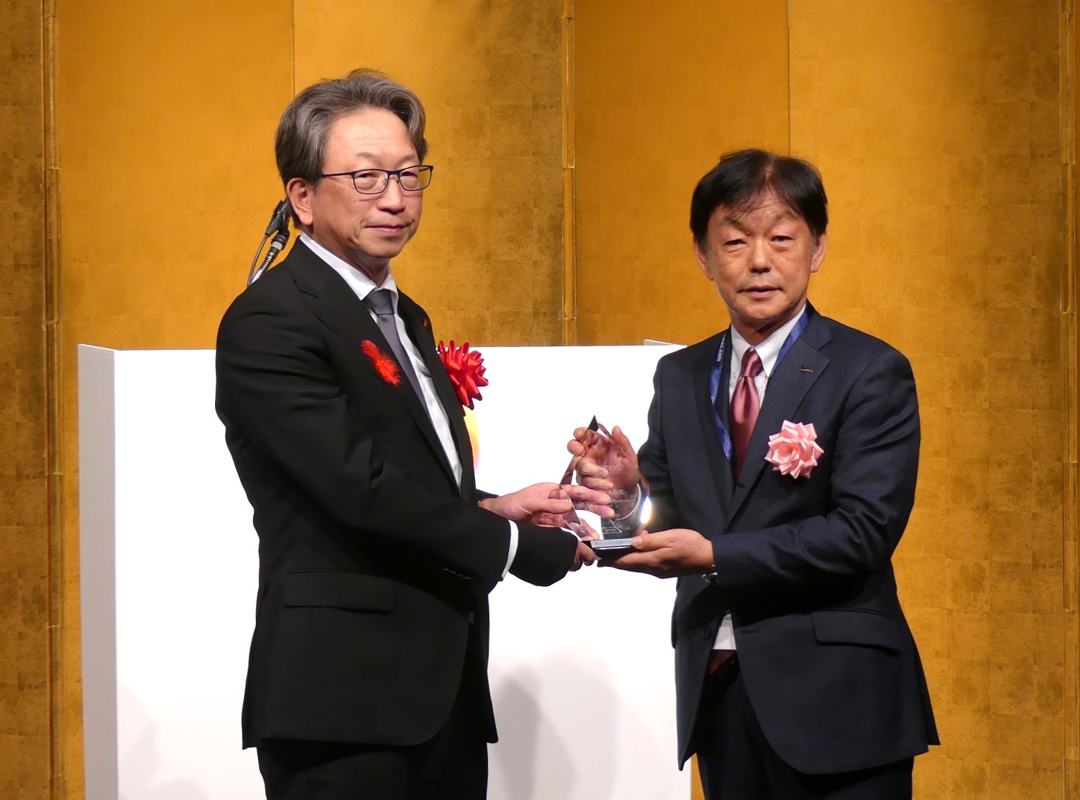 「デジタル大臣賞」を受賞した村田製作所の中島規巨社長（右）と平デジタル相