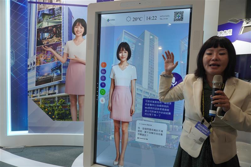 DARWINが展示している道案内などで使用するボックス型の透明ディスプレイ 