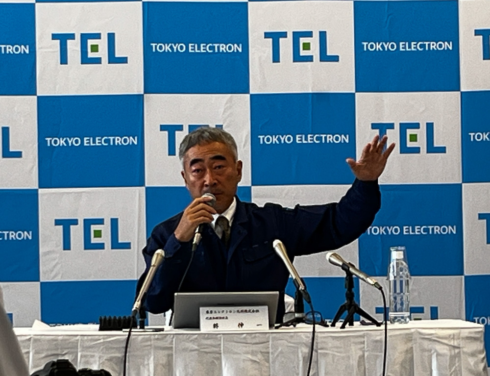 新開発棟を説明する林社長