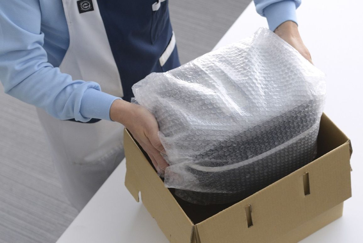 最終チェックを追うたものは丁寧に梱包して顧客のもとに配送