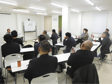 熱心に聴講する参加者たち。メモを取る様子も見られた