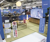 生活空間を再現したテレビ売り場