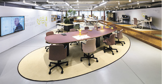 最新オフィス家具や機器が並ぶウチダフェアの東京会場＝東京都中央区の内田洋行新川本社