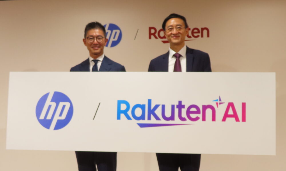 協業を発表した楽天のツァイ専務(右)と日本HPの岡戸社長