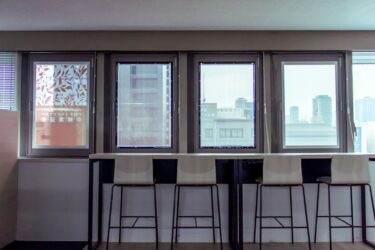 「ガラス型ペロブスカイト太陽電池」を内窓に　YKK APとパナソニックHDが国内初の実装検証開始