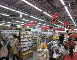 店舗の1階に設置したスマホ周辺機器の売り場（池袋本店）