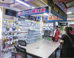 店内でスタッフと一緒にPCを組み立てられる（池袋カメラ・パソコン館）