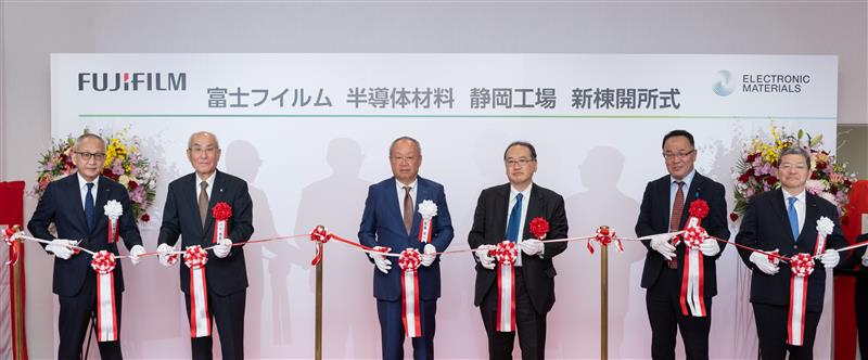 テープカットの様子