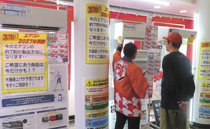 柱などにポスターを掲示し、イベントでの訴求を強化した電気のリズ・トーチクグループ