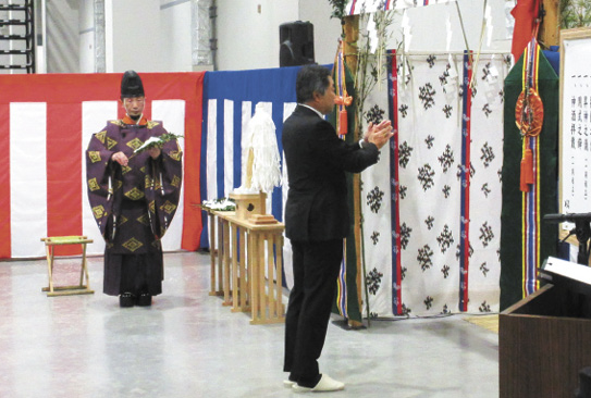 竣工式に参加したTELの河合社長