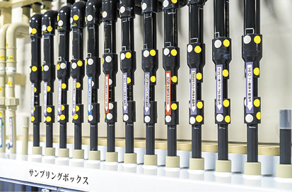 分類された排水の水質を計測するサンプリングボックス（JASM提供）