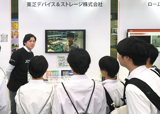 半導体フォーラムのブースでは、高校生たちが熱心に企業の担当者の説明を聞いていた