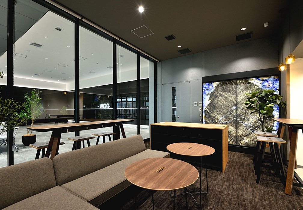 棟内のイノベーションラウンジ