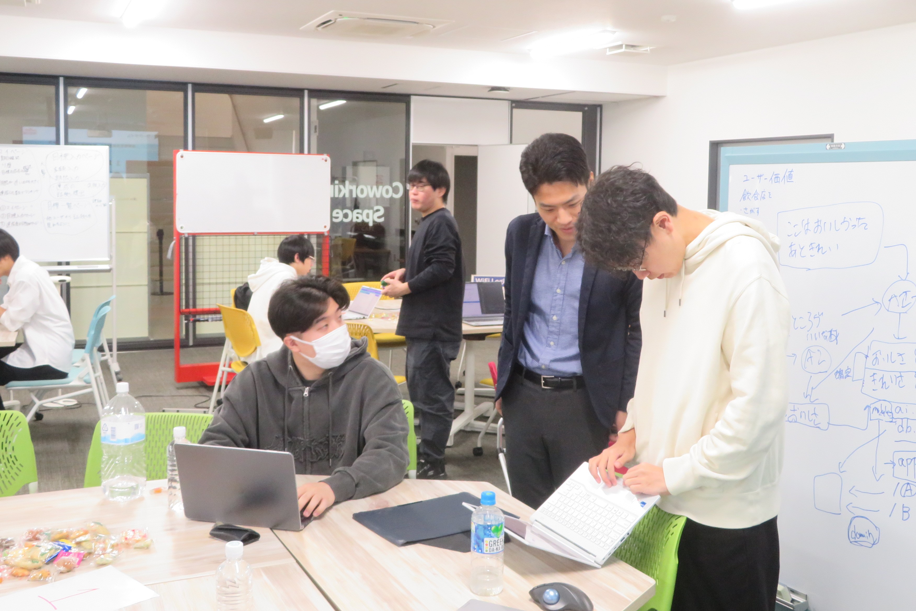 各チームにメンターがついてアドバイス