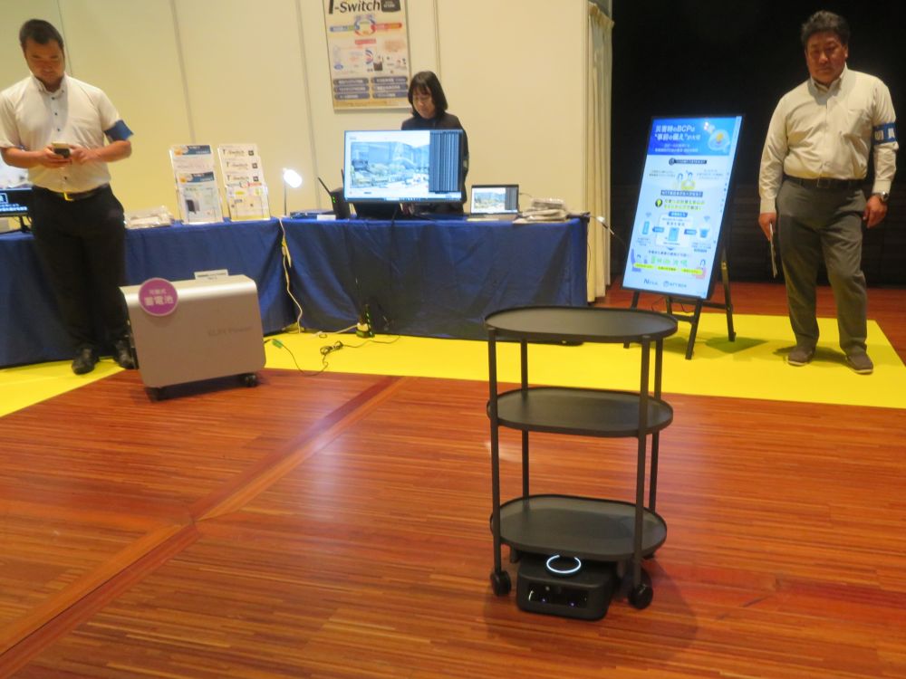 搬送ロボット「カチャカプロ」を実演
