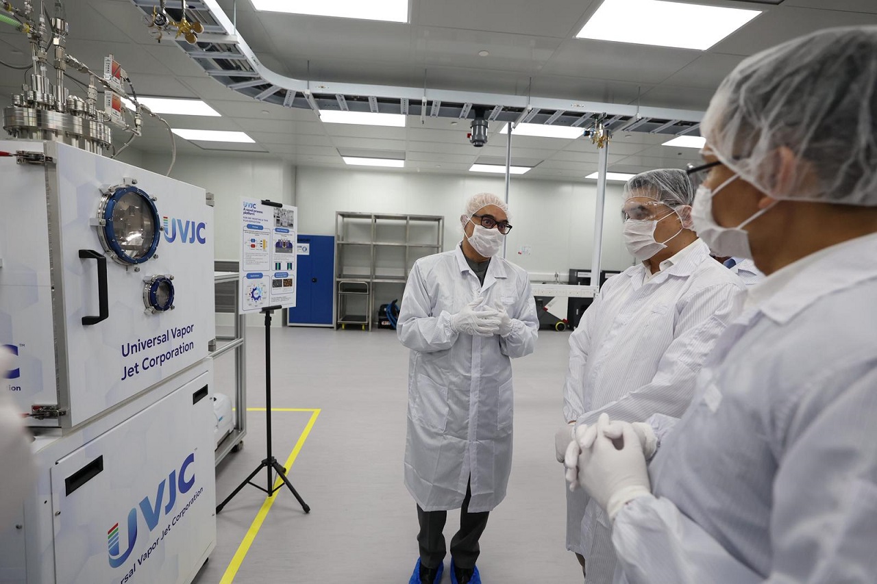 完成したばかりのクリーンルームを案内するナシルCEO(左隅)