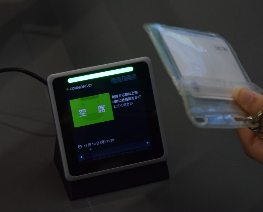 社員証をタブレットにかざすと席が予約でき、居場所も公開される