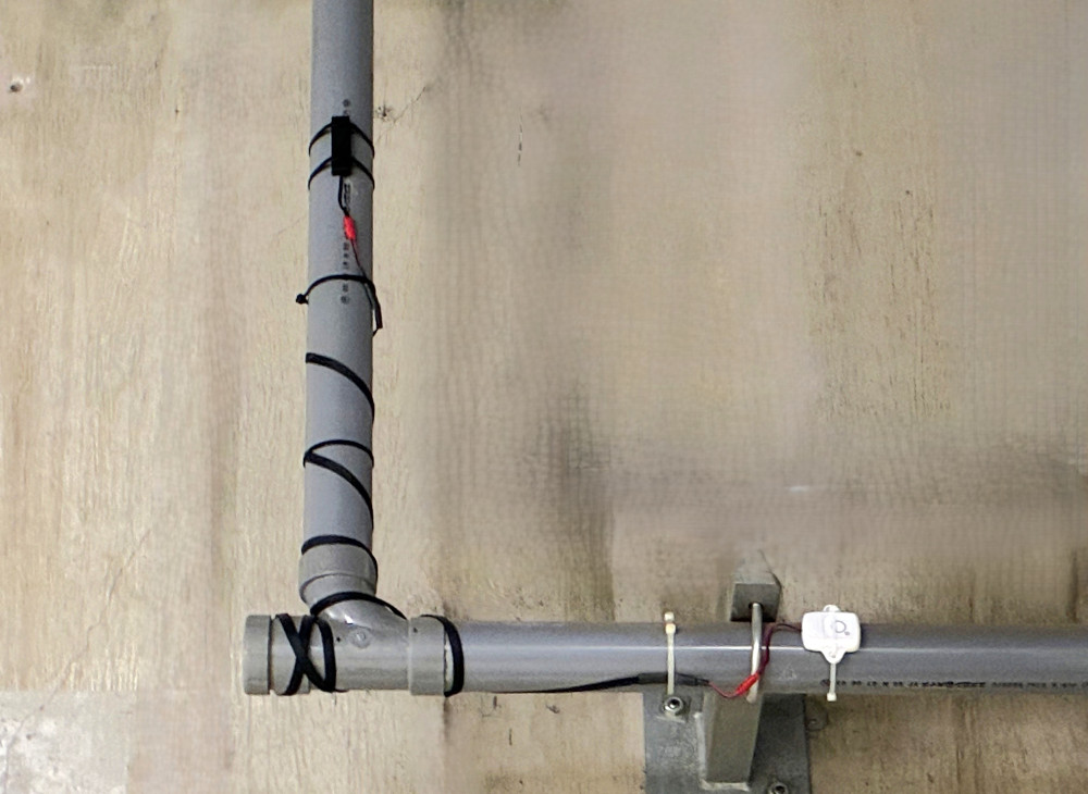 バッテリレス漏水センサの用例（写真提供＝エイブリック）