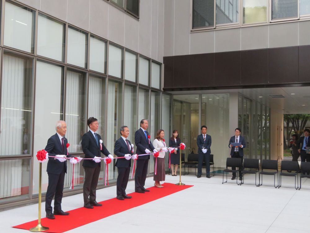 1階のオープンスペース前でテープカット