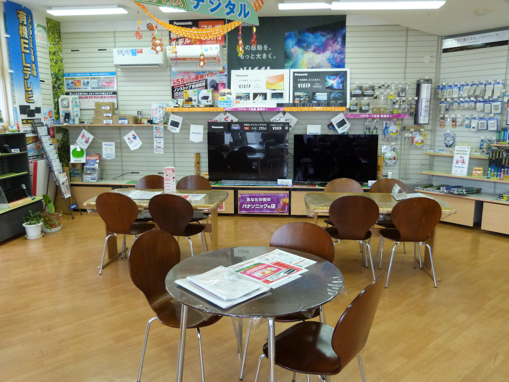 店内には各種テレビを展示。年末商戦に向けて徐々に動き始めている