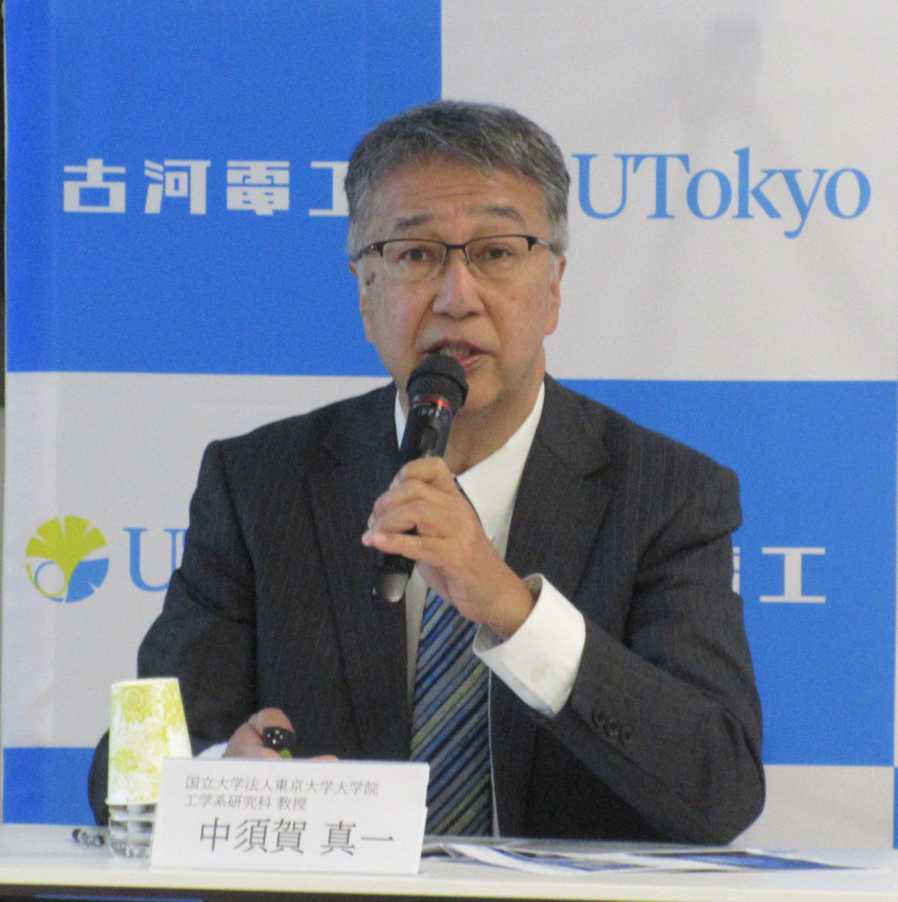 古河電工の技術を生かした量産化への期待を語る東大の中須賀教授
