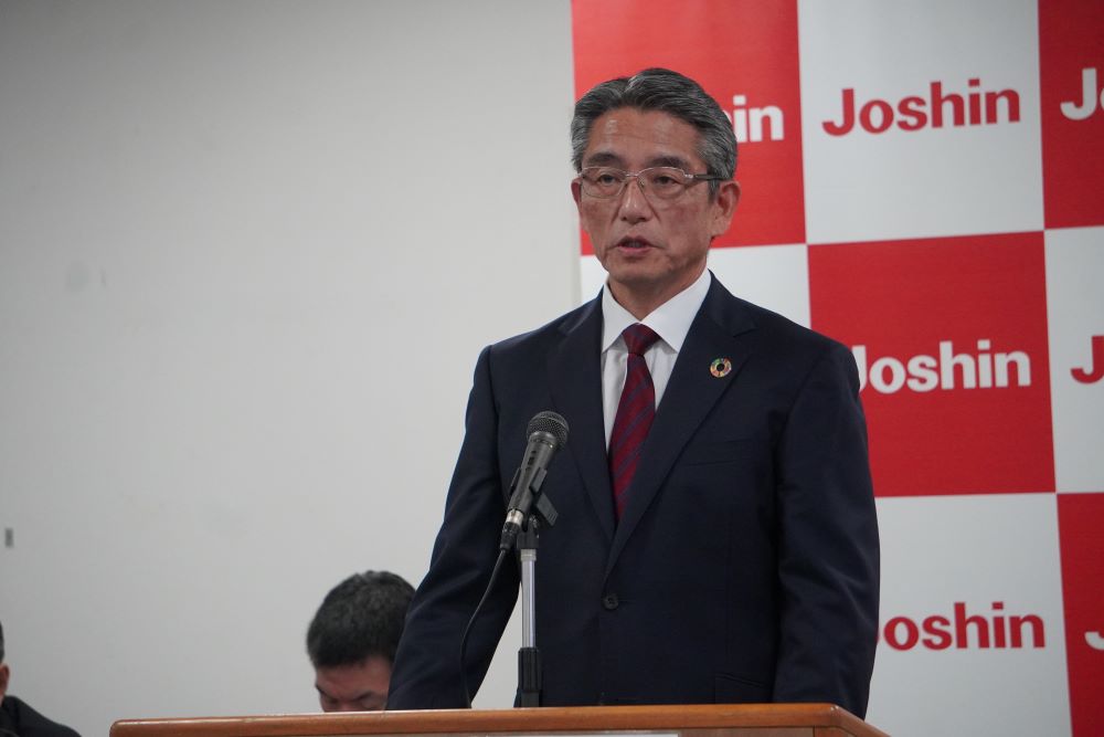 新中期経営計画を発表する高橋社長