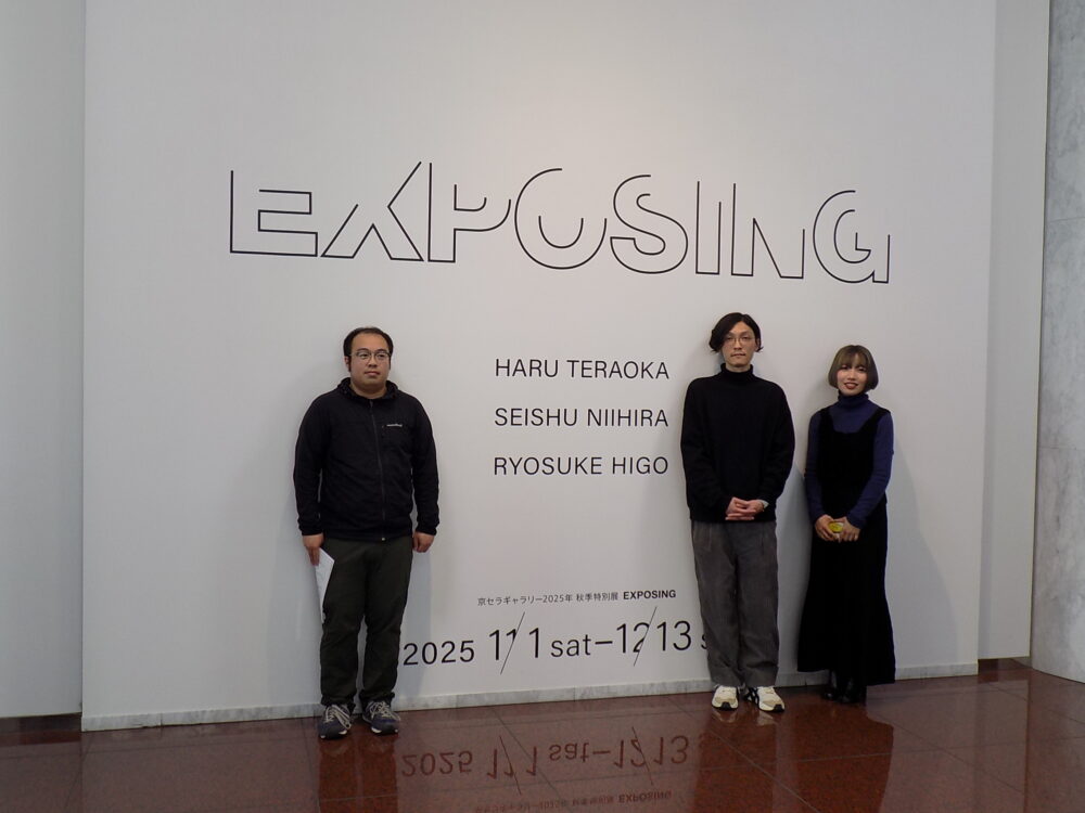 作品を持ち寄った肥後氏、新平氏、寺岡氏（左から） 