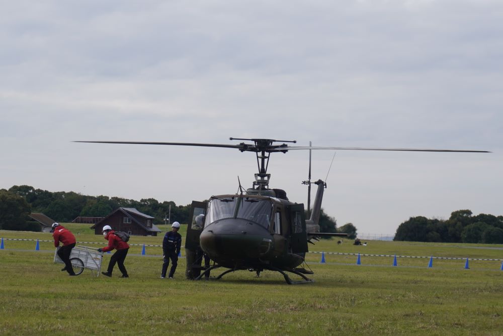 陸上自衛隊から通信機材を受け取る様子
