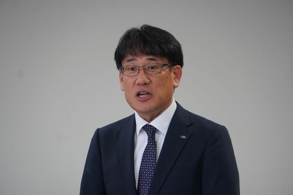 あいさつする三原統轄営業部長