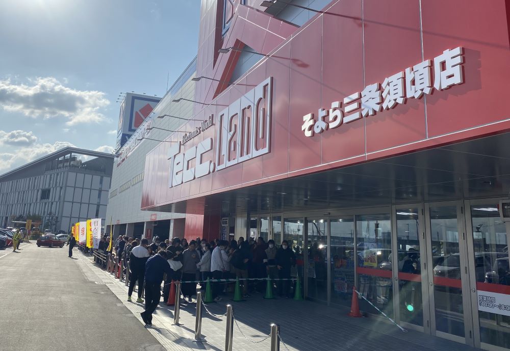 多くの人が列をつくった