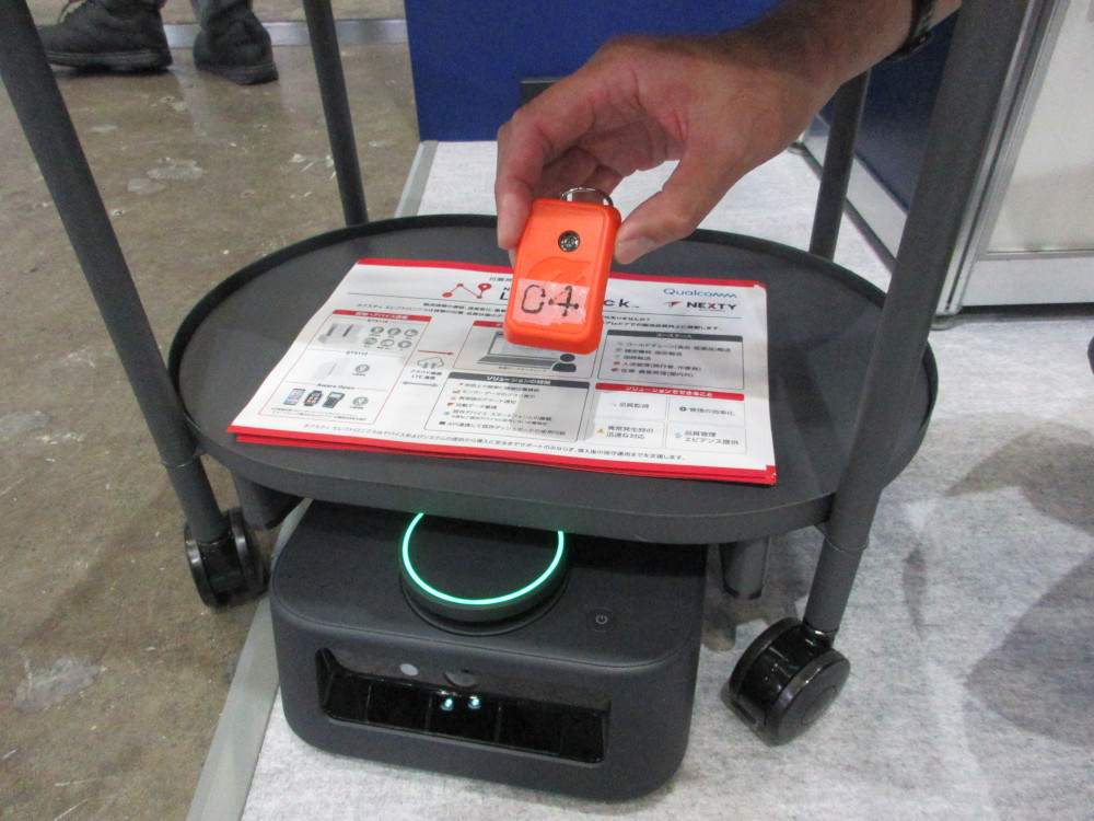 ZEROKEYを用い超音波でAGVと人の装着するタグとで接触回避を図る実演のようす