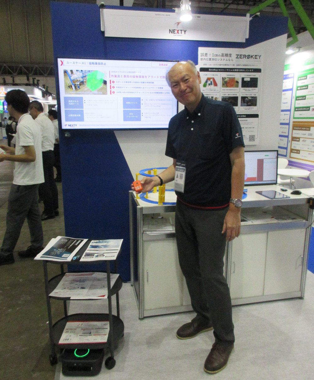 ZEROKEYを使ってAGVと人の接触回避を実演するネクスティ担当者