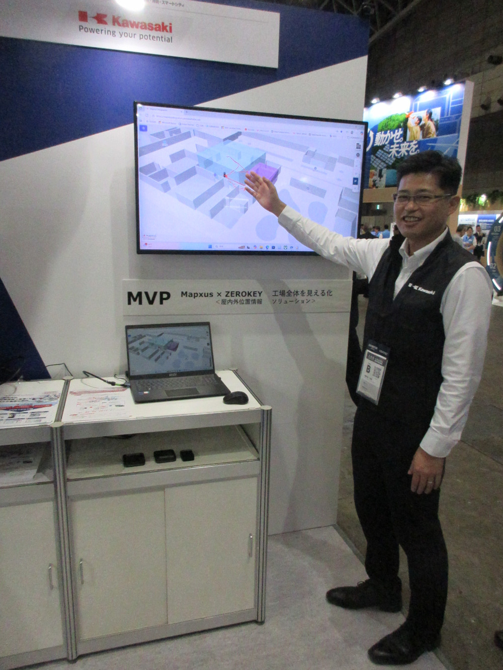 屋内位置情報ソリューション「マプサス」について説明する川崎重工の担当者