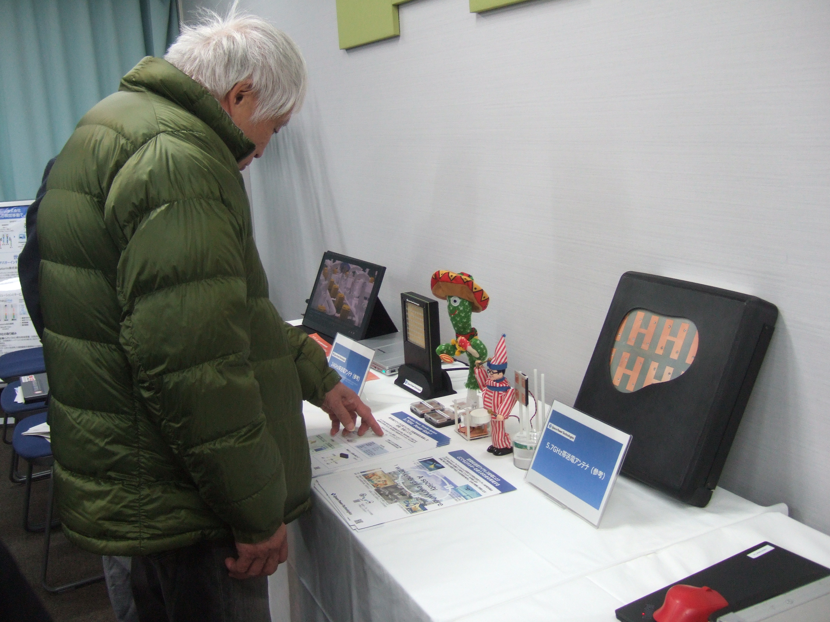 セミナー会場に展示されたWPTS 関連のデバイス