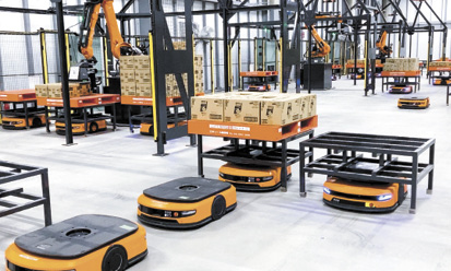 ロボットやAGVが活躍する花王豊橋工場（愛知県豊橋市）の出荷・仕分けエリア　