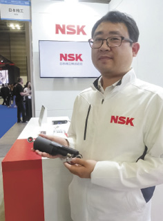 リニアアクチュエータの開発を手がける新谷氏