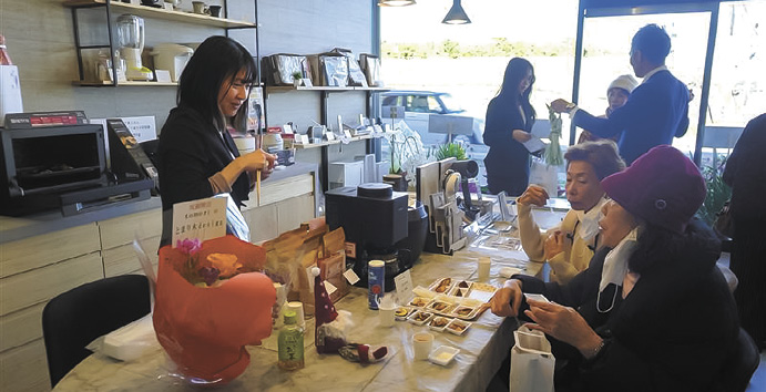 リニューアルに合わせて設置したテーブルでは調理家電を使った料理を振る舞った