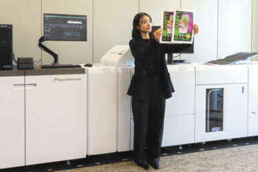 富士フイルムBI、商業印刷向けAI搭載フラッグシップ機投入　設定作業を削減、効率化と高品質両立へ