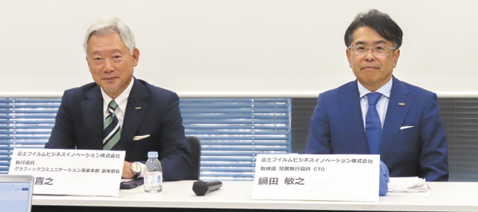 会見する加藤執行役員(左)と鍋田取締役