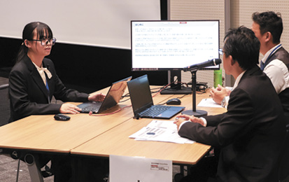 女性出場者も一気に増えた（写真は電話応対）