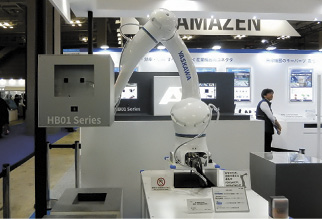 日本航空電子工業は人協働ロボットによる3種類のフローティングコネクターの嵌合デモを披露した