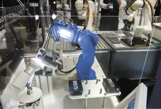 ヒロセ電機は免振構造フローティングコネクターによるロボット自動組み立てデモを実施