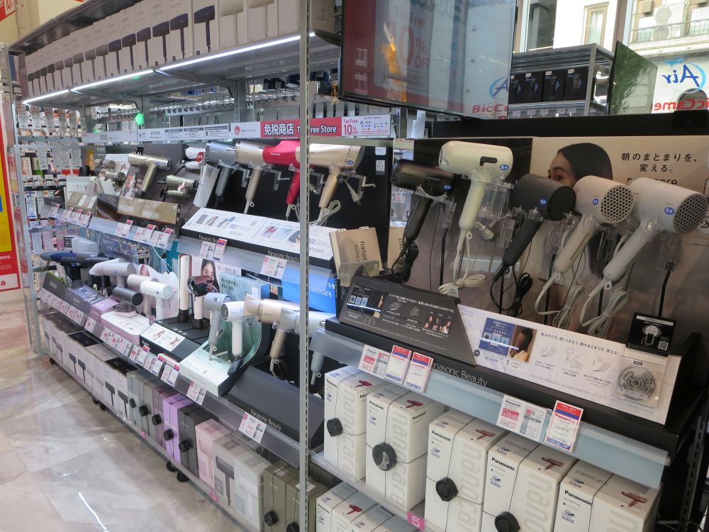 店舗入り口付近に設置し、広いエリアを確保した理美容家電売り場